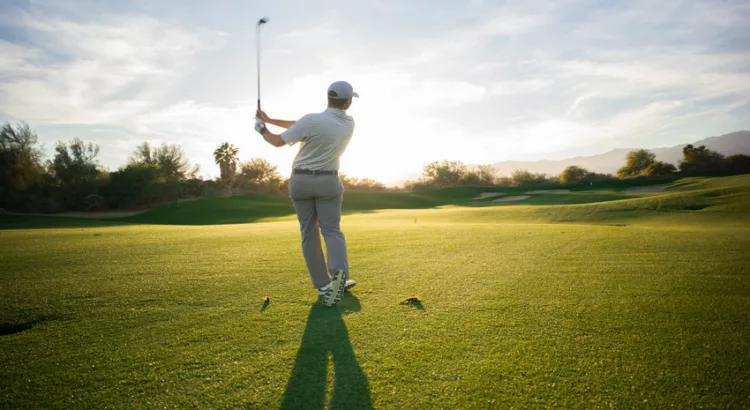 How to swing a golf club