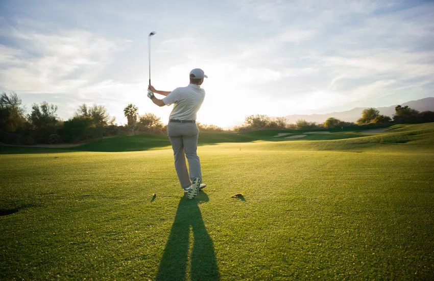 How to swing a golf club